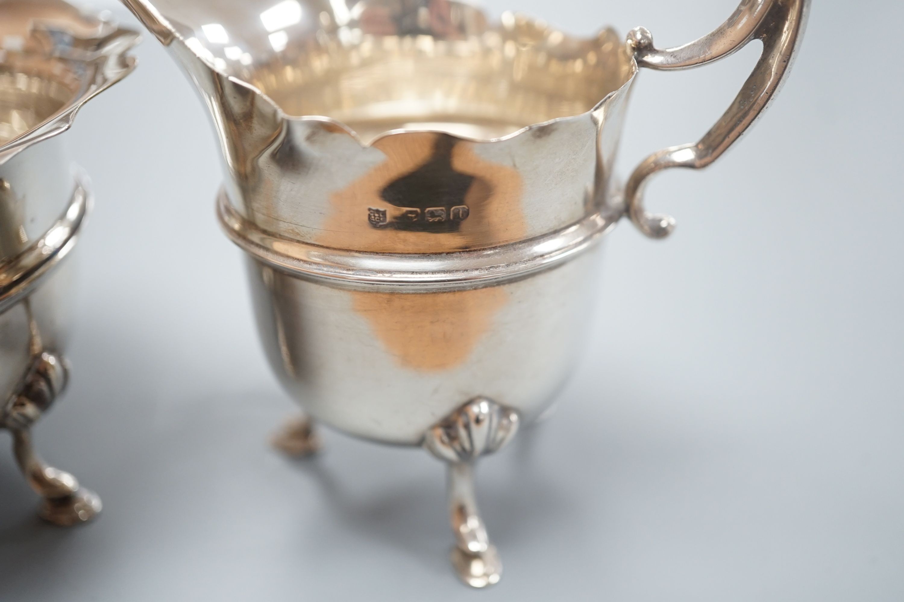 A George V silver cream jug and sugar bowl, C.S. Green & Co, Birmingham, 1910, 131 grams.